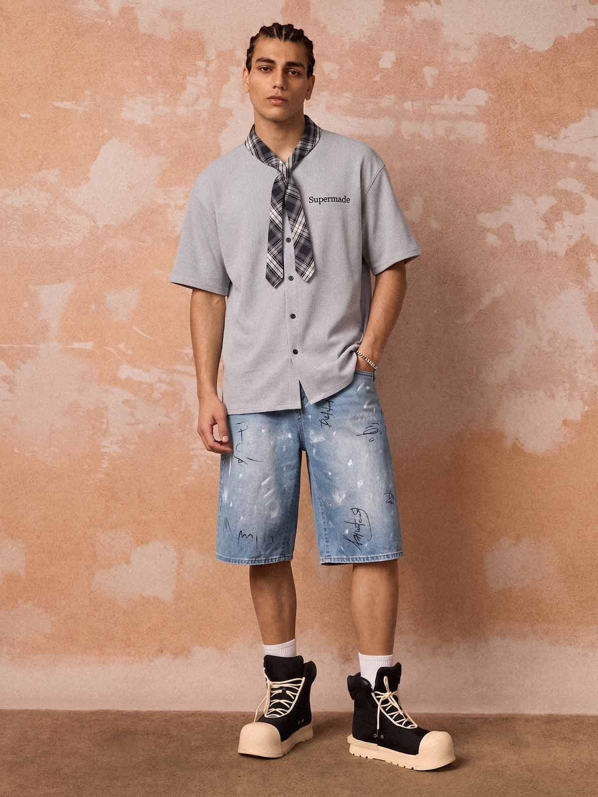 Camisa de punto gofrado con mangas de bufanda a cuadros y bordado de letras