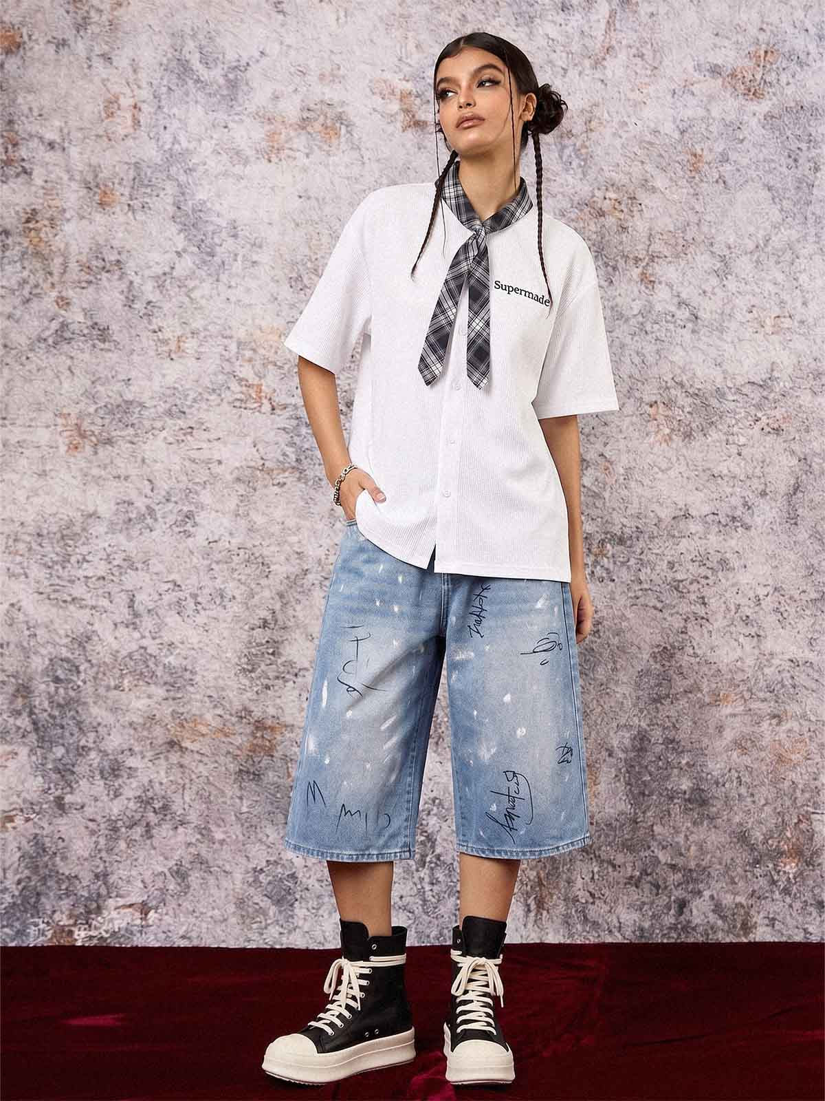 Camisa de punto gofrado con mangas de bufanda a cuadros y bordado de letras