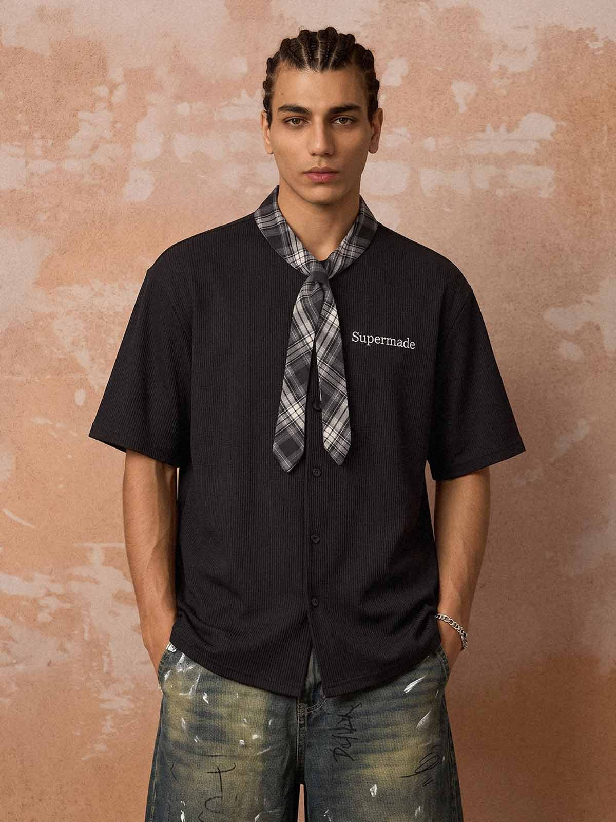 Camisa de punto gofrado con mangas de bufanda a cuadros y bordado de letras