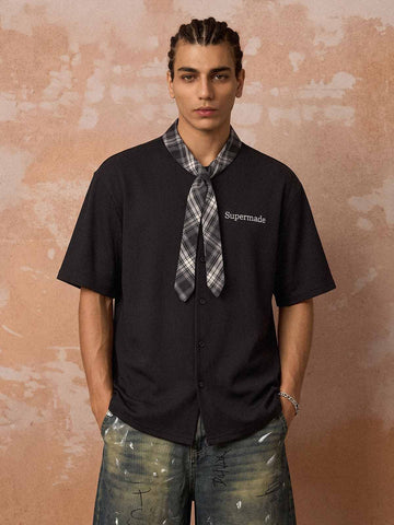 Camisa de punto gofrado con mangas de bufanda a cuadros y bordado de letras
