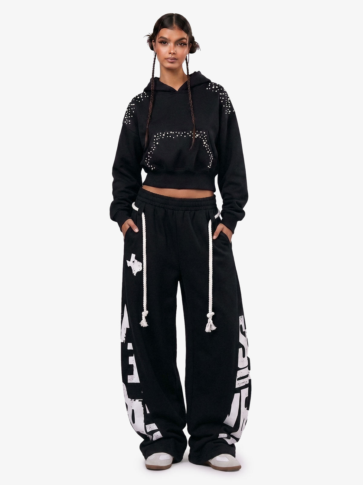 Sudadera corta con capucha adornada con perlas y estampado de grafiti