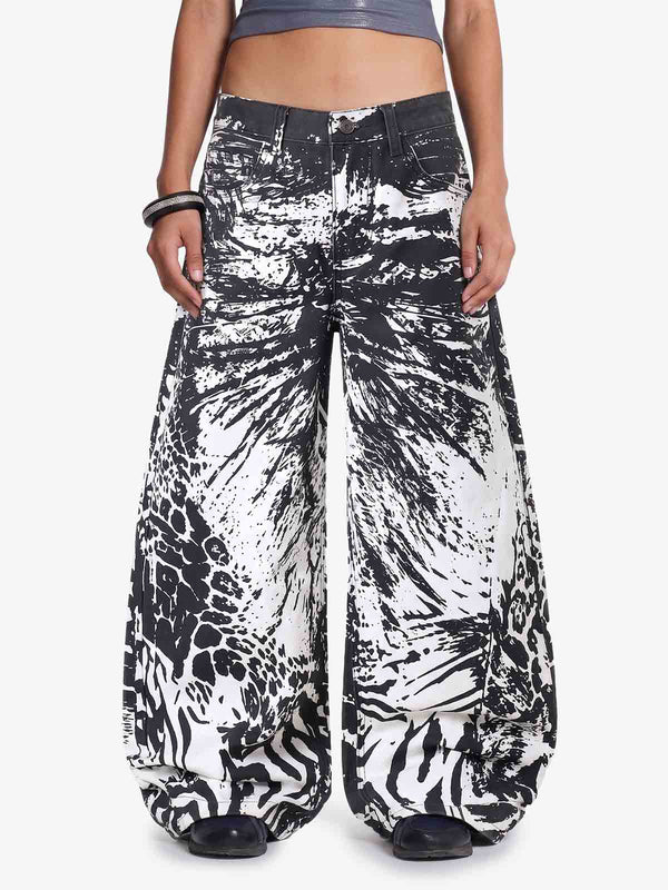 Jean noir et blanc à imprimé animalier effet lavis d’encre