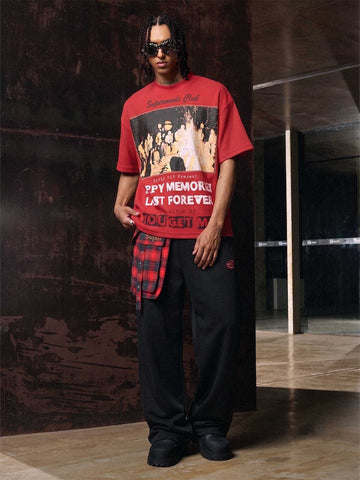 大胆なアイアンクロスのグラフィックプリントが施された、赤いワッフルニットコットンブレンドのオーバーサイズTシャツ