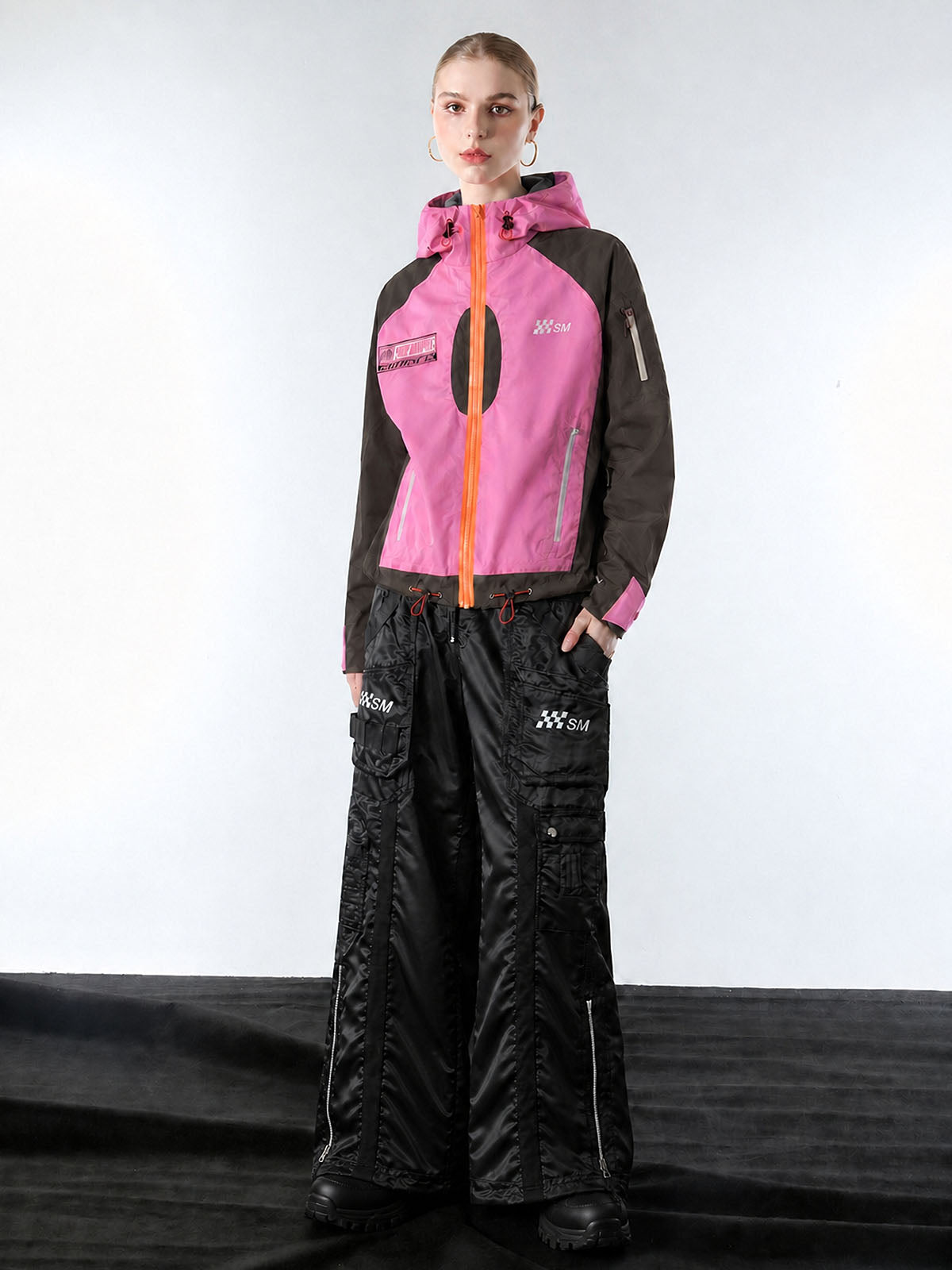 Kurzer, bestickter Windbreaker mit Kapuze in Farbblock-Optik