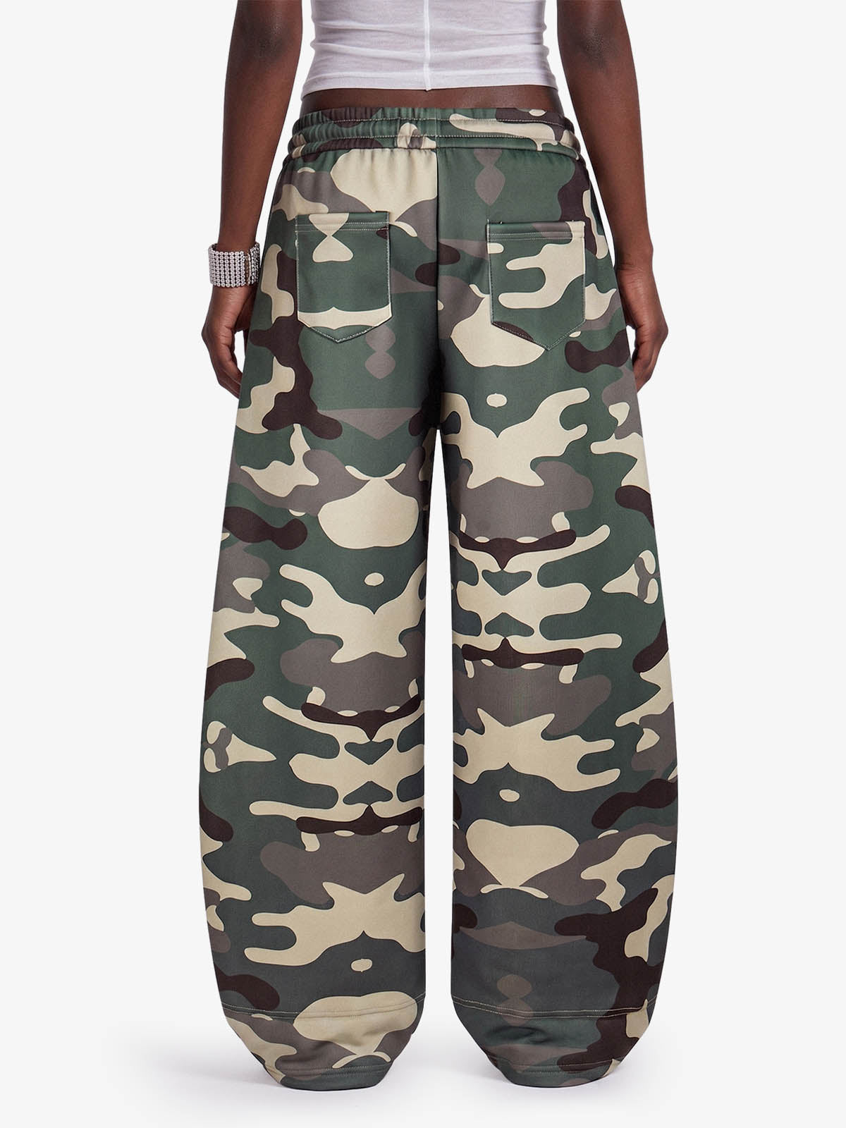 Pantalones deportivos holgados con estampado de camuflaje y notas musicales