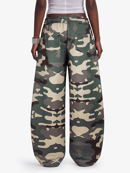 Pantalones deportivos holgados con estampado de camuflaje y notas musicales
