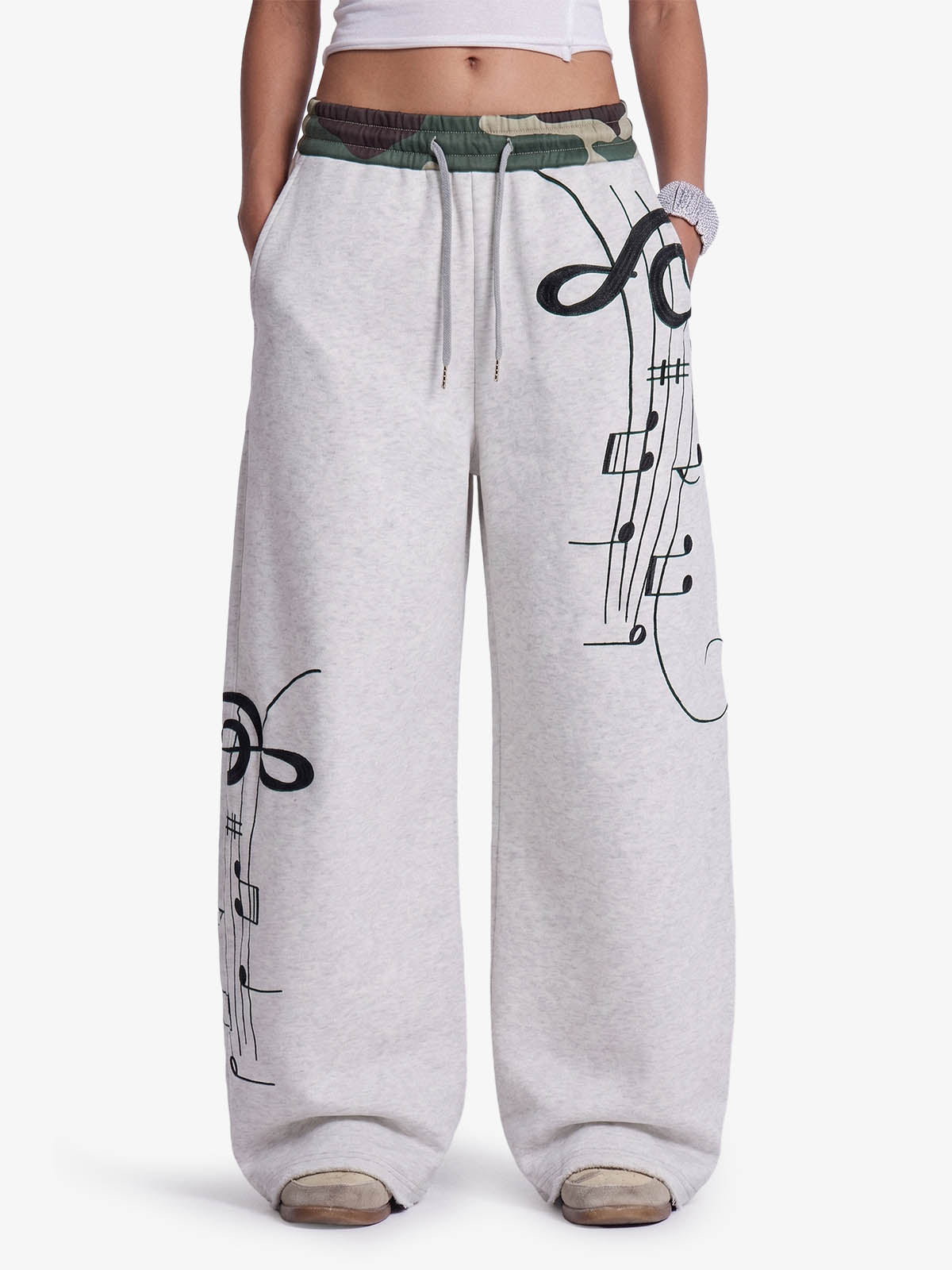 Pantalones deportivos holgados con estampado de camuflaje y notas musicales