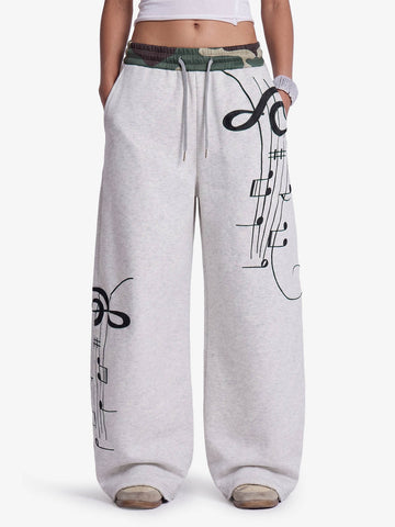 Pantalones deportivos holgados con estampado de camuflaje y notas musicales