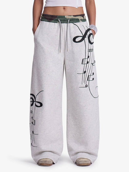 Pantalones deportivos holgados con estampado de camuflaje y notas musicales