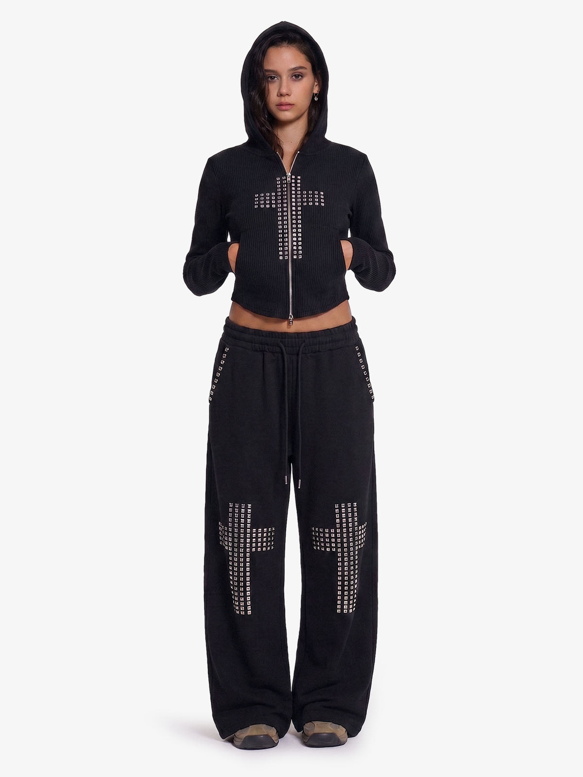 Conjunto ajustado con cruz y tachuelas