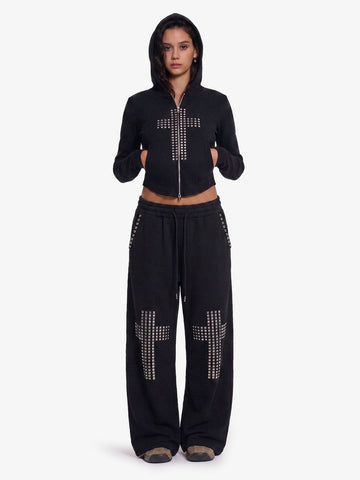 Conjunto ajustado con cruz y tachuelas
