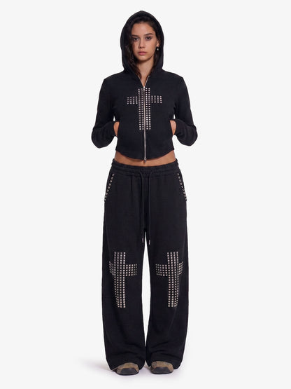 Conjunto ajustado con cruz y tachuelas