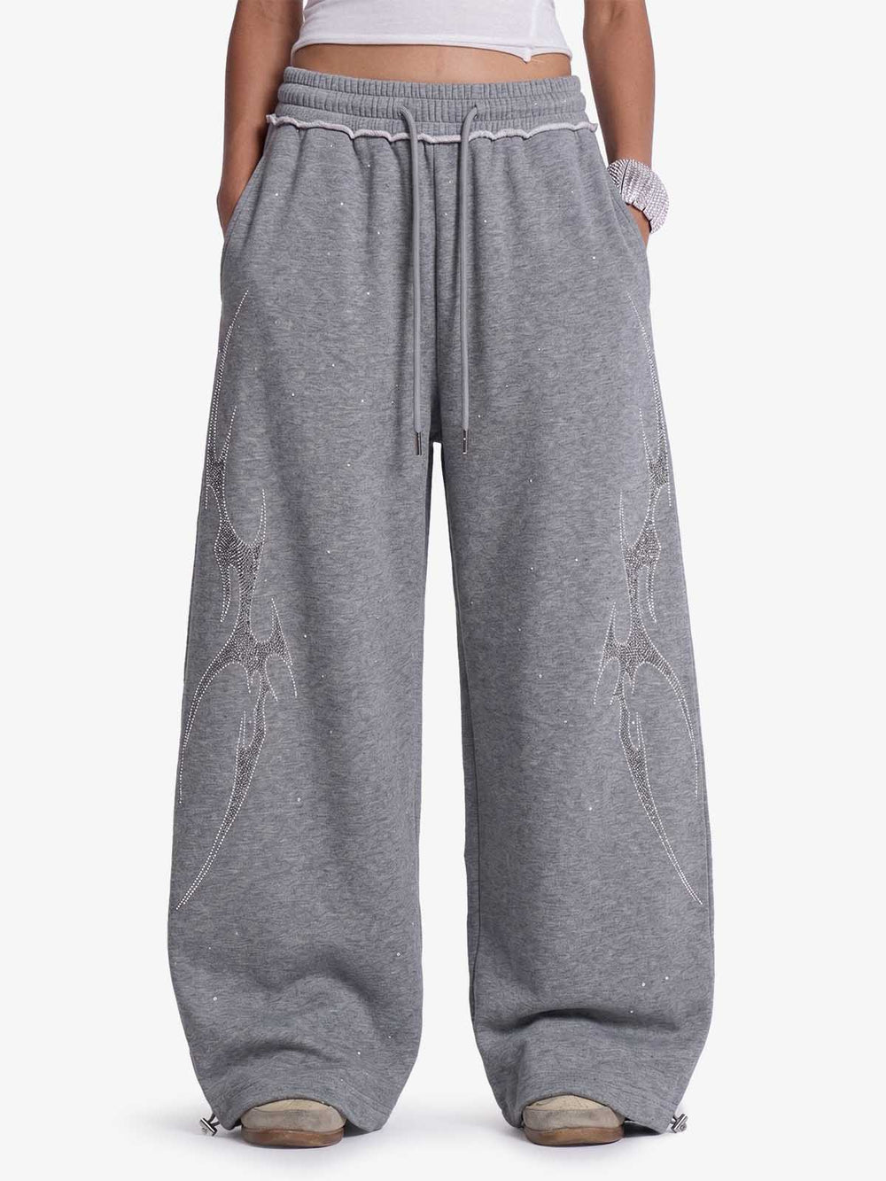 Baggy-Sweatpants mit Dornenmuster und Strasssteinen