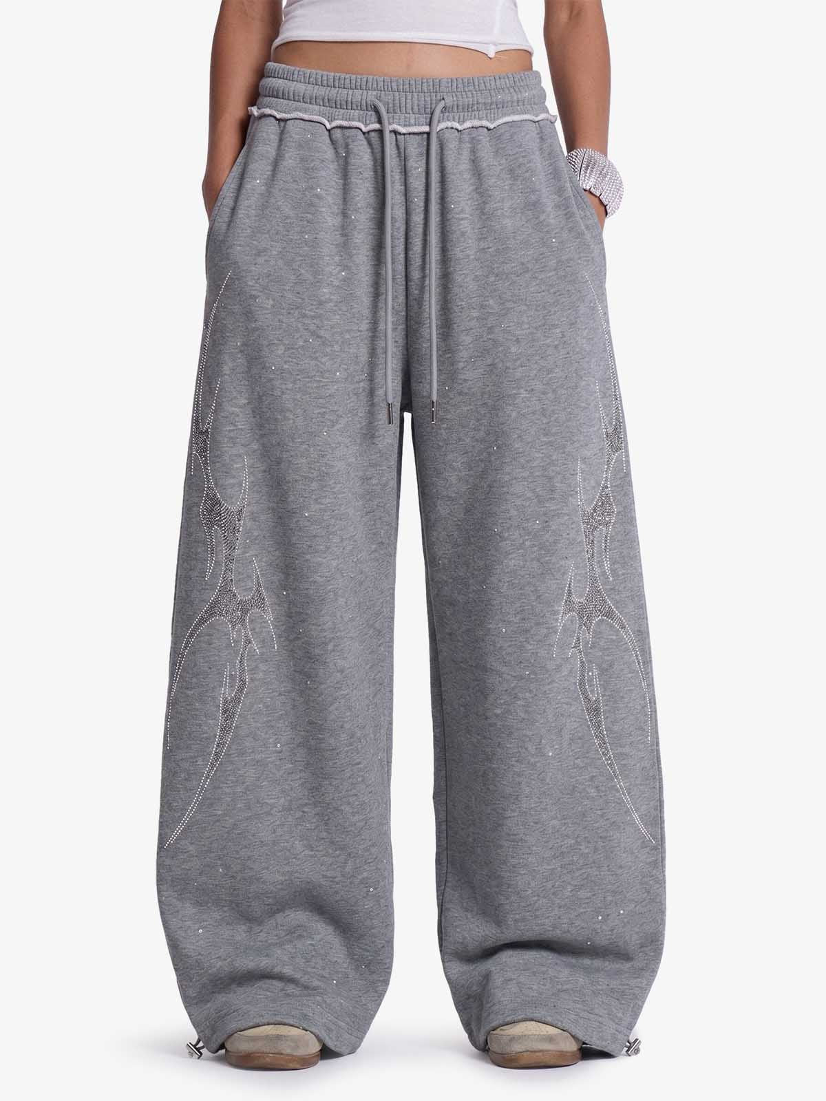 Pantalones deportivos holgados con estampado de espinas y pedrería