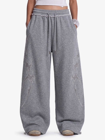 Pantalones deportivos holgados con estampado de espinas y pedrería