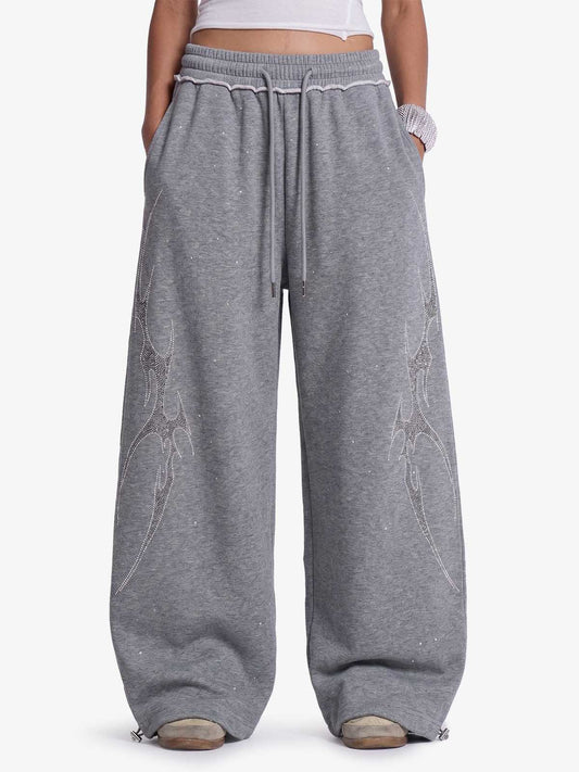 Baggy-Sweatpants mit Dornenmuster und Strasssteinen