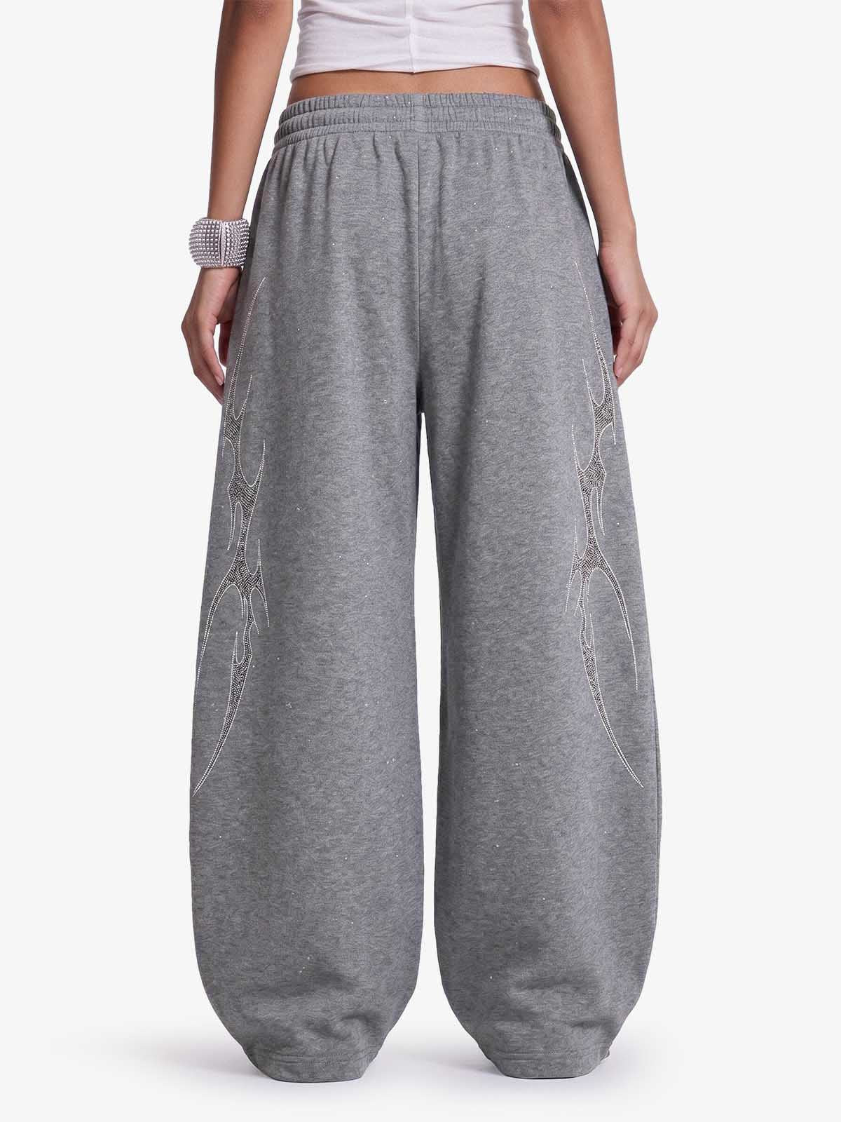Pantalones deportivos holgados con estampado de espinas y pedrería