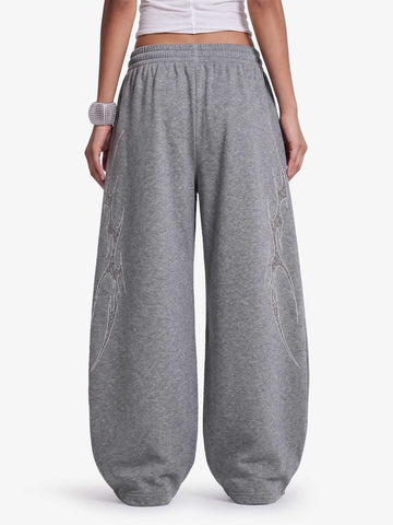Pantalones deportivos holgados con estampado de espinas y pedrería