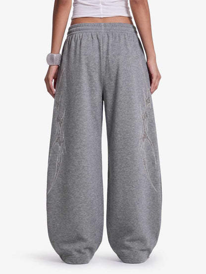 Pantalones deportivos holgados con estampado de espinas y pedrería