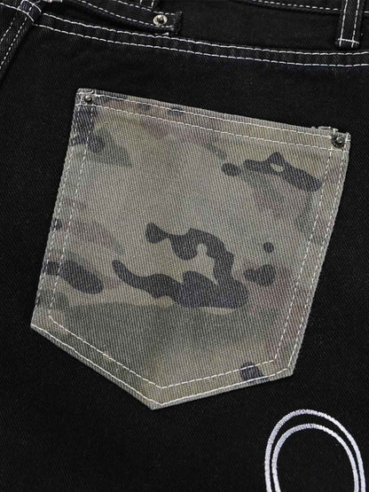 Jeans mit Camouflage-Patchwork, Strassstickerei und geradem Bein