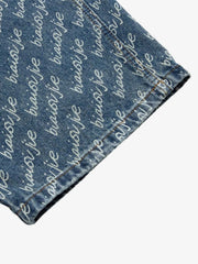 Jeans mit Allover-Buchstabengrafik im Used-Look