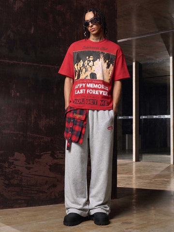 大胆なアイアンクロスのグラフィックプリントが施された、赤いワッフルニットコットンブレンドのオーバーサイズTシャツ