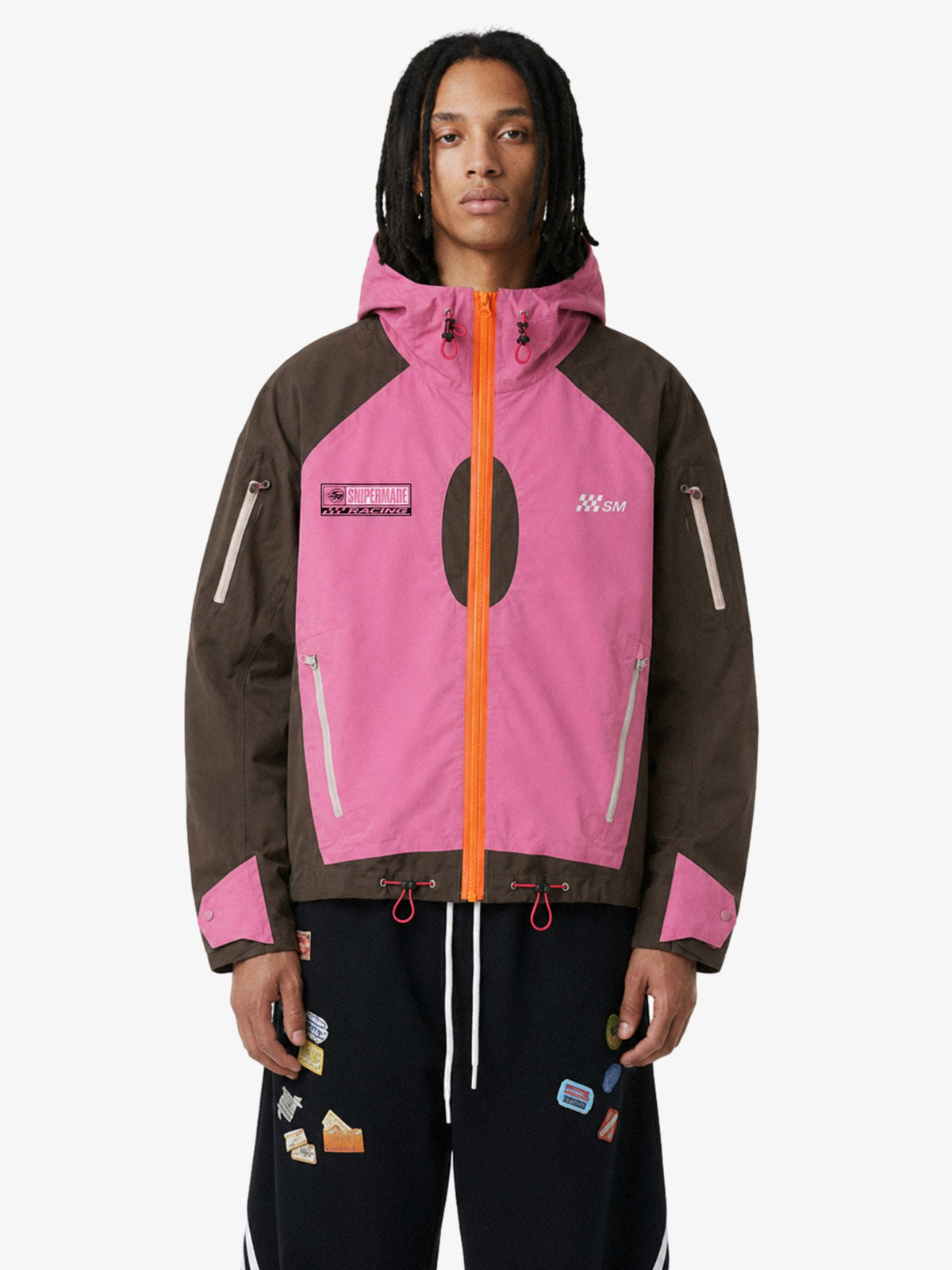 Kurzer, bestickter Windbreaker mit Kapuze in Farbblock-Optik