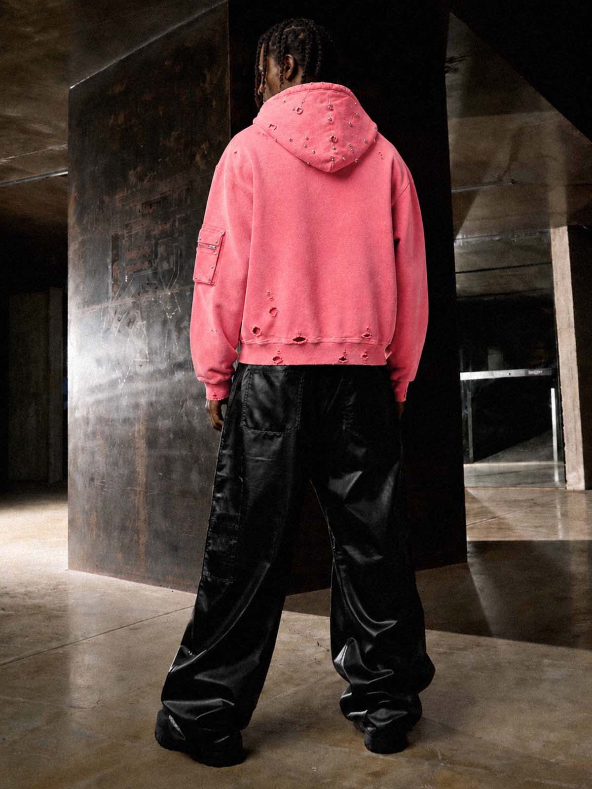 Sweat à capuche zippé à clous et effet vieilli