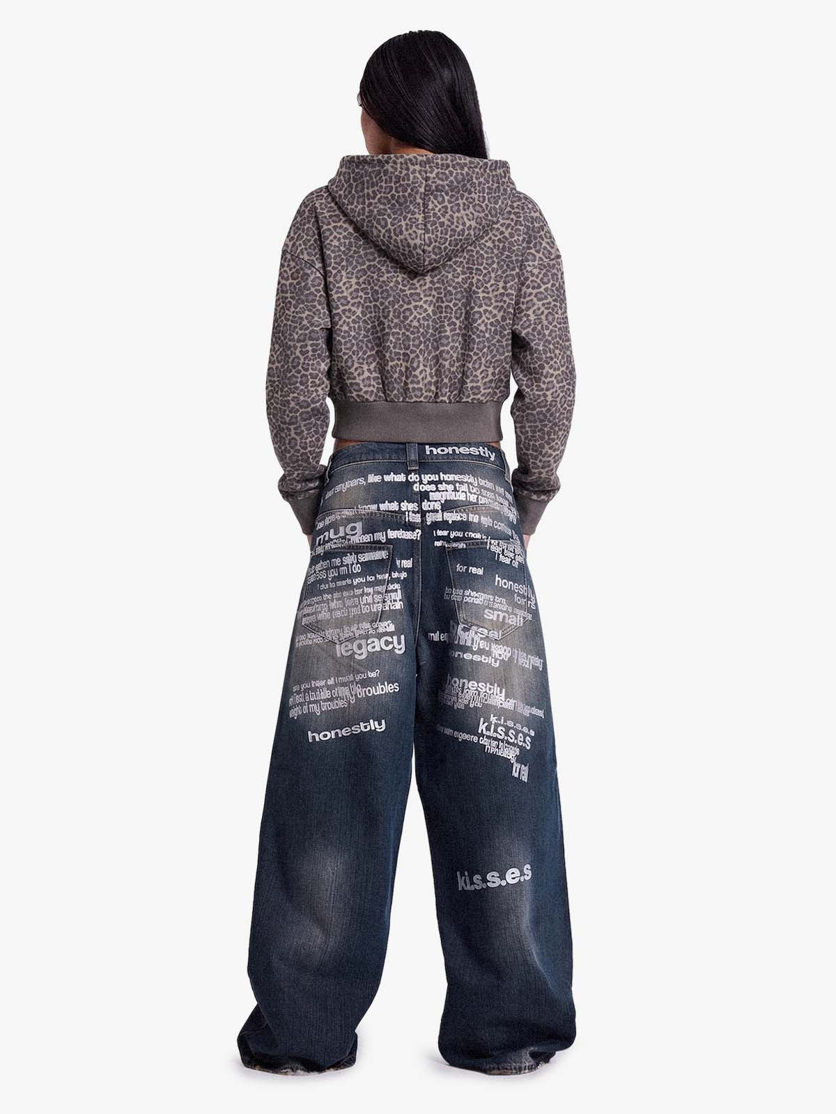 Sudadera corta con cremallera y detalles de tachuelas con estampado de leopardo.