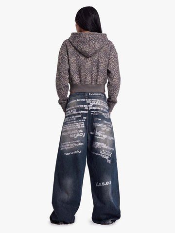 Sudadera corta con cremallera y detalles de tachuelas con estampado de leopardo.
