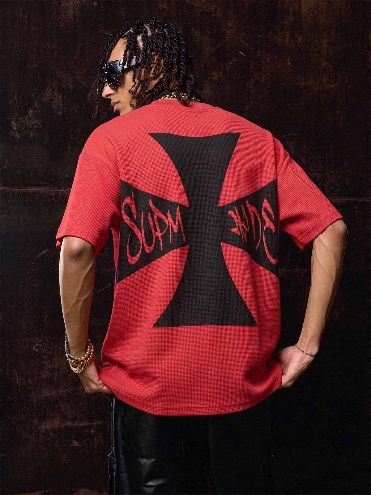 大胆なアイアンクロスのグラフィックプリントが施された、赤いワッフルニットコットンブレンドのオーバーサイズTシャツ