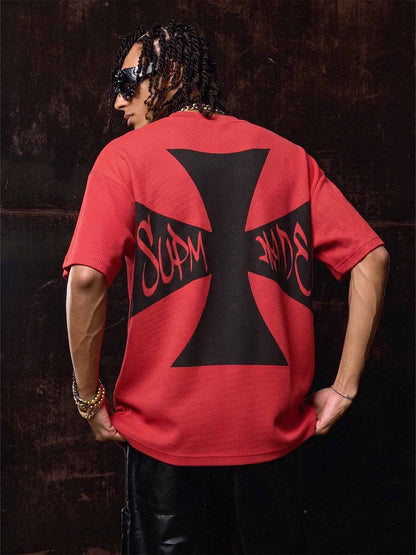 大胆なアイアンクロスのグラフィックプリントが施された、赤いワッフルニットコットンブレンドのオーバーサイズTシャツ