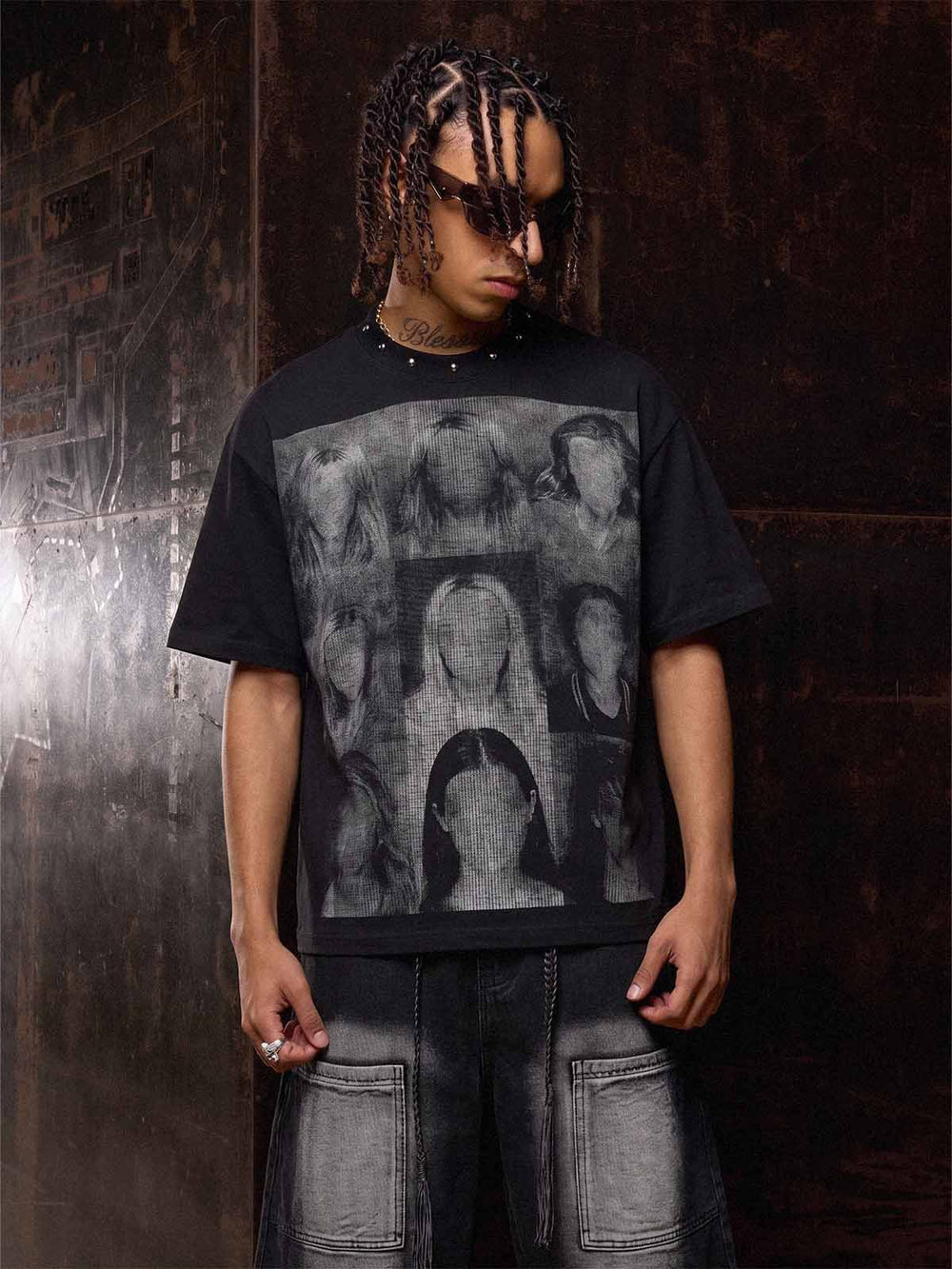 Waffelstrick-T-Shirt mit gesichtslosem Porträt