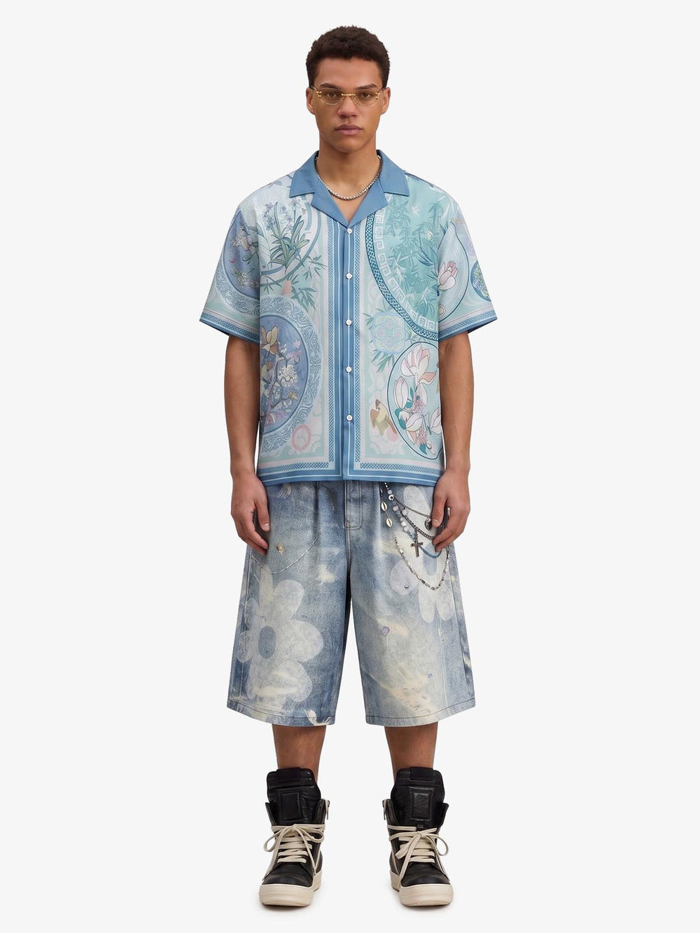 Camicia con colletto a campana e stampa floreale in porcellana