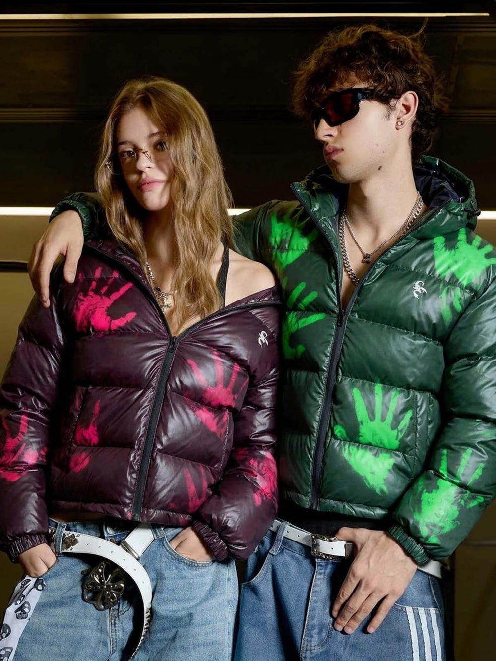 Abrigo acolchado con capucha y cambio de color reactivo al calor