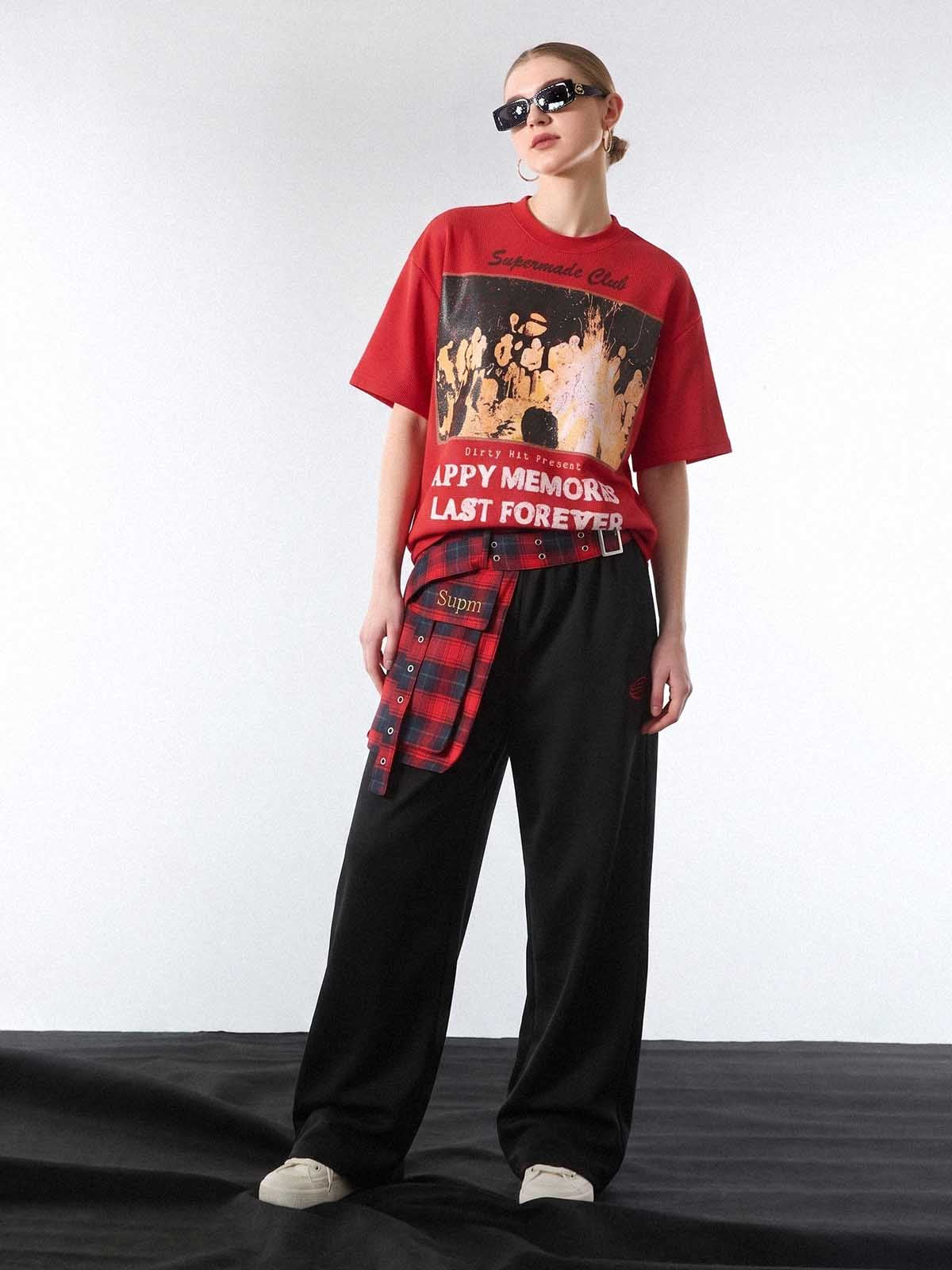 大胆なアイアンクロスのグラフィックプリントが施された、赤いワッフルニットコットンブレンドのオーバーサイズTシャツ