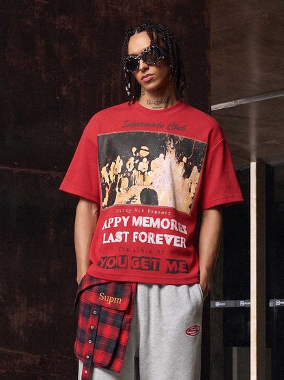 大胆なアイアンクロスのグラフィックプリントが施された、赤いワッフルニットコットンブレンドのオーバーサイズTシャツ