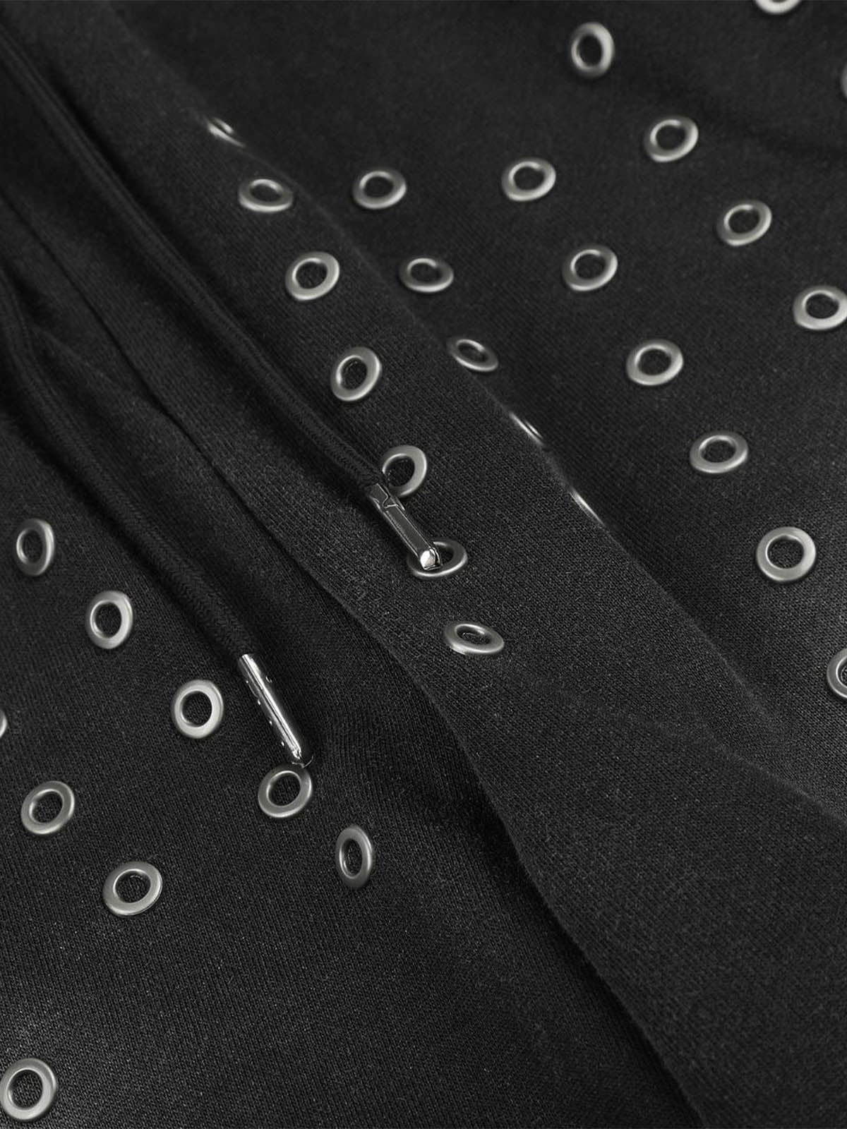 Gewaschene, bestickte Hose mit Ösen und Nieten