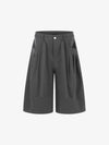 Pantaloncini sartoriali a gamba larga con pieghe, stile industriale