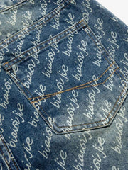 Jeans mit Allover-Buchstabengrafik im Used-Look