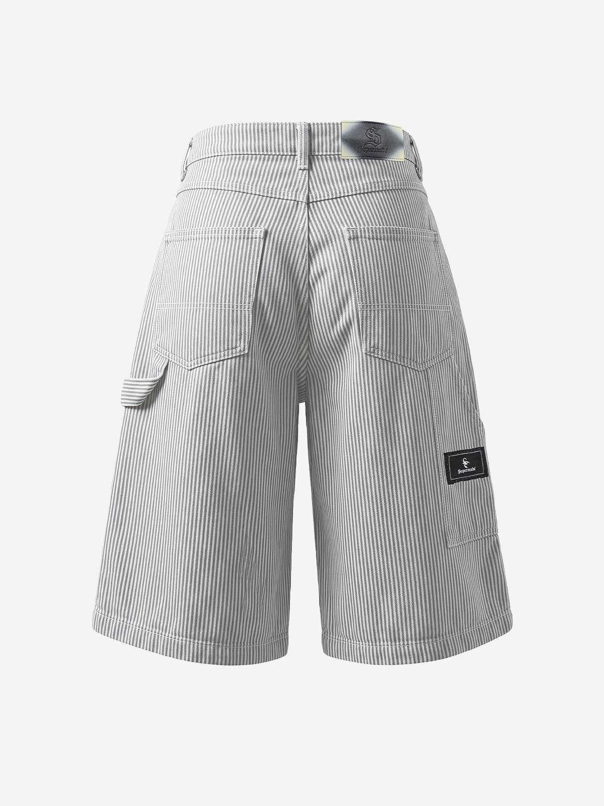 Pantaloncini a gamba larga a righe sottili con pieghe