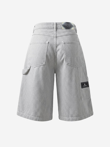 Pantaloncini a gamba larga a righe sottili con pieghe