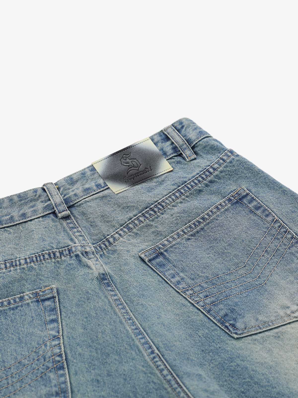 Asymmetrische Jeansshorts mit mehreren Knöpfen