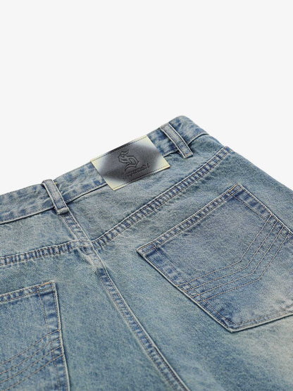 Asymmetrische Jeansshorts mit mehreren Knöpfen