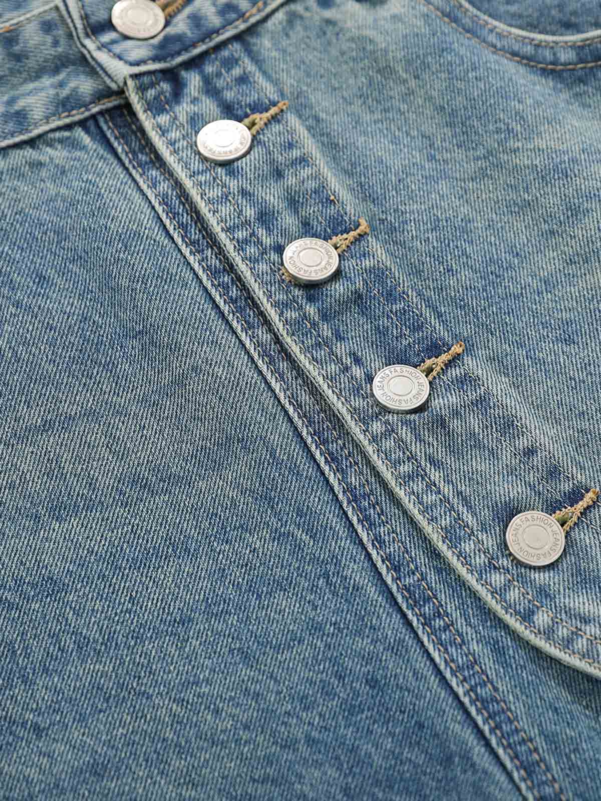 Asymmetrische Jeansshorts mit mehreren Knöpfen