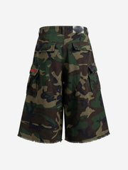 Short cargo vintage camouflage à ourlet effiloché