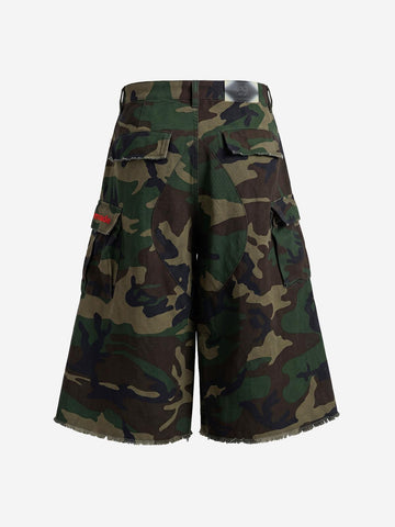 Pantalones cortos cargo con dobladillo deshilachado y estampado de camuflaje vintage