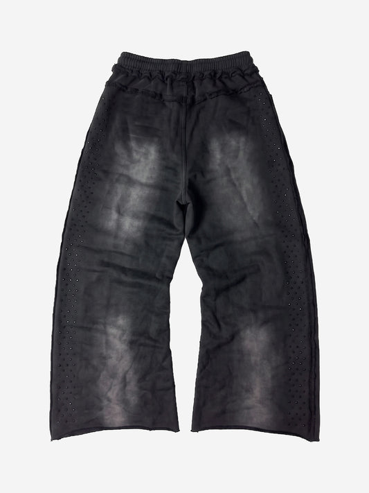 Pantalones deportivos desgastados con ribete de pedrería