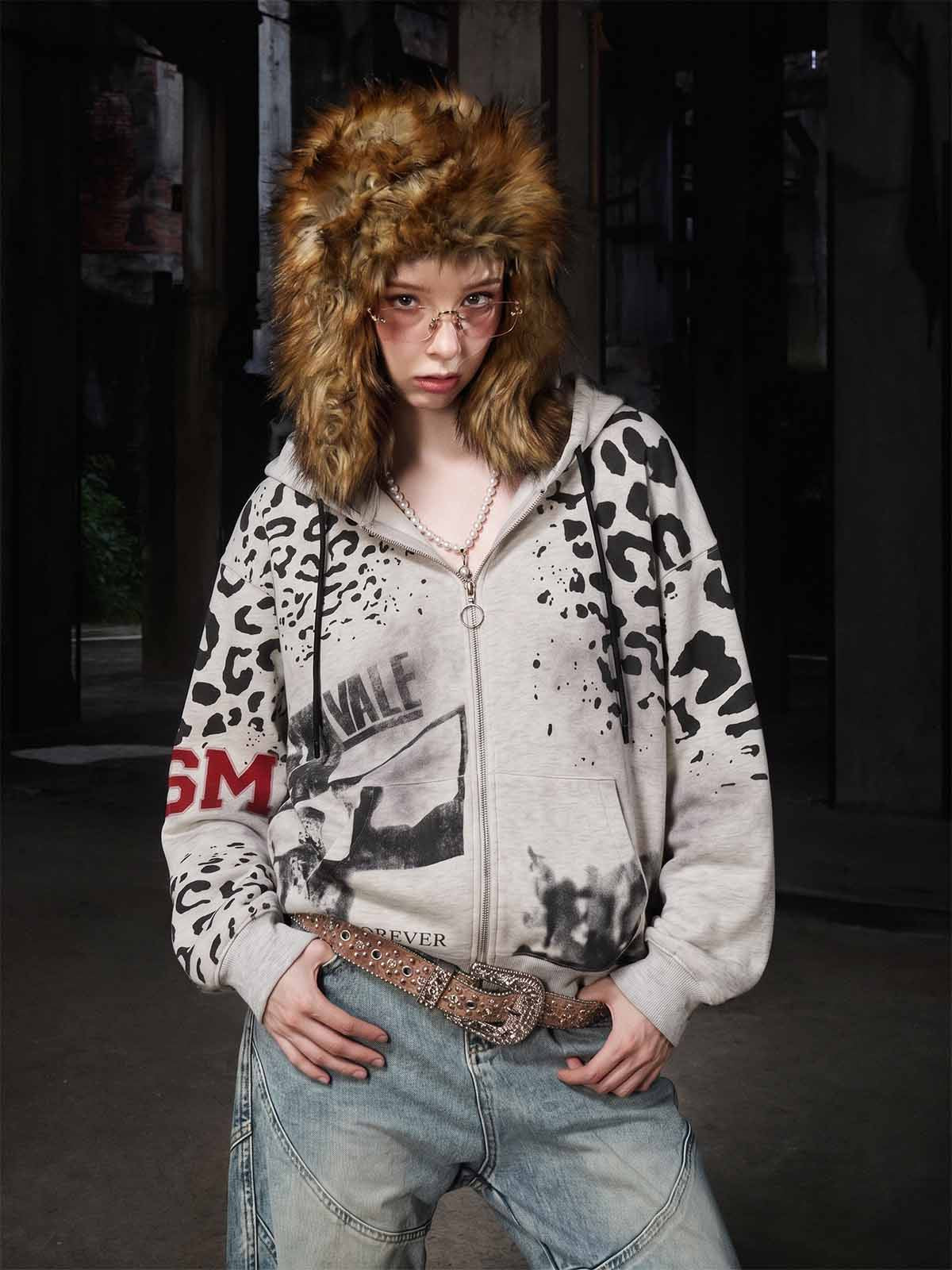 Felpa con cappuccio effetto invecchiato con applicazione logo leopardato.