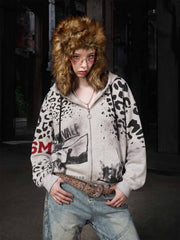 Felpa con cappuccio effetto invecchiato con applicazione logo leopardato.
